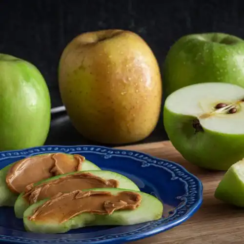 are apples low fodmap — 20g Pink Lady apple slices on a digital kitchen scale