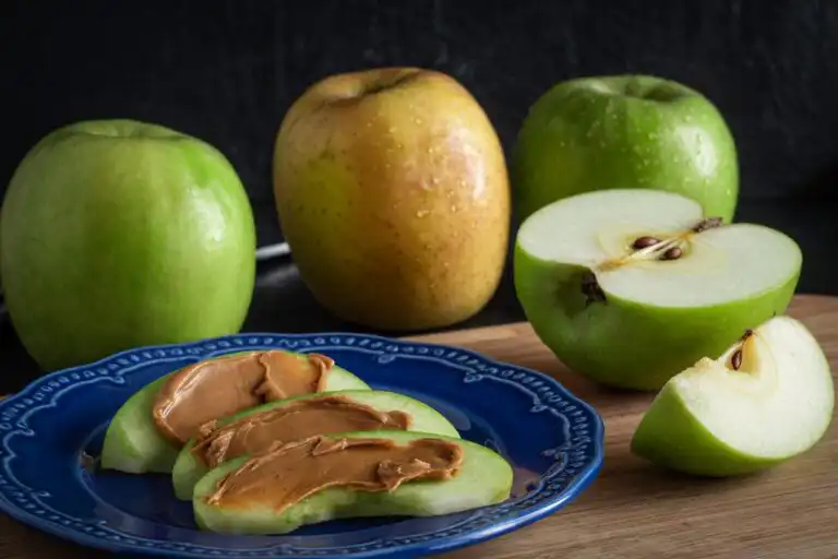 are apples low fodmap — 20g Pink Lady apple slices on a digital kitchen scale