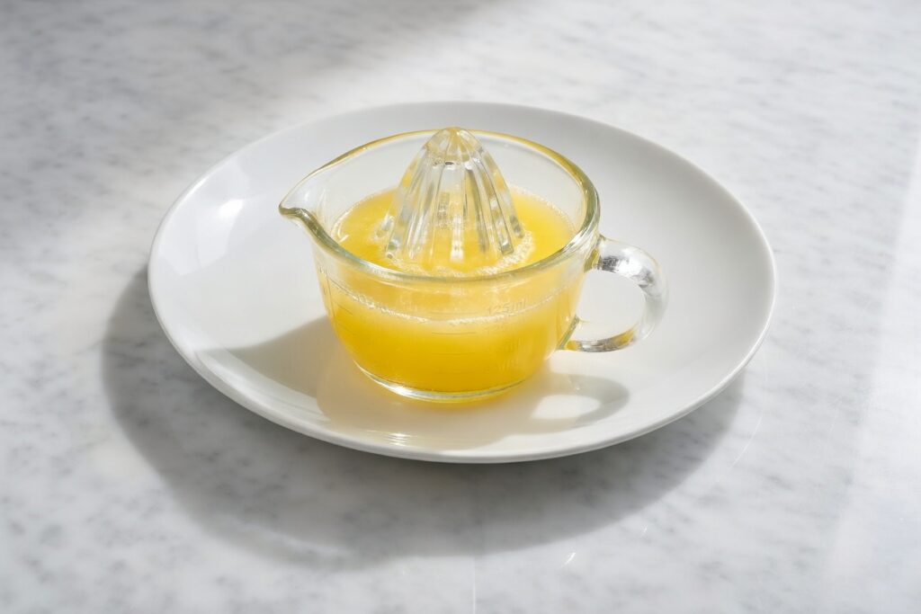 Glass measuring 125ml of lemon juice safe for low FODMAP diet