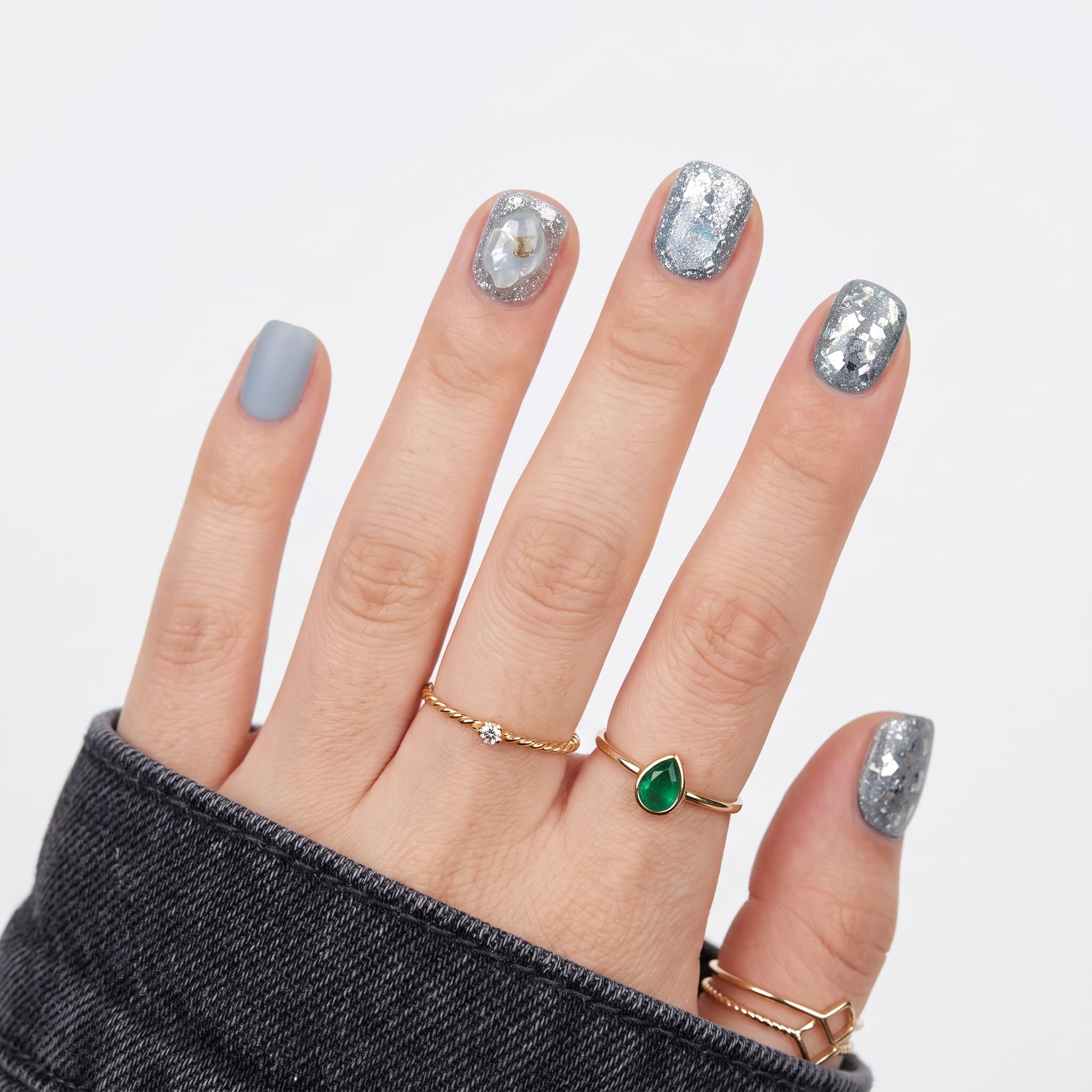 Neutral short nails with daisy nail art and sheer glitter accents