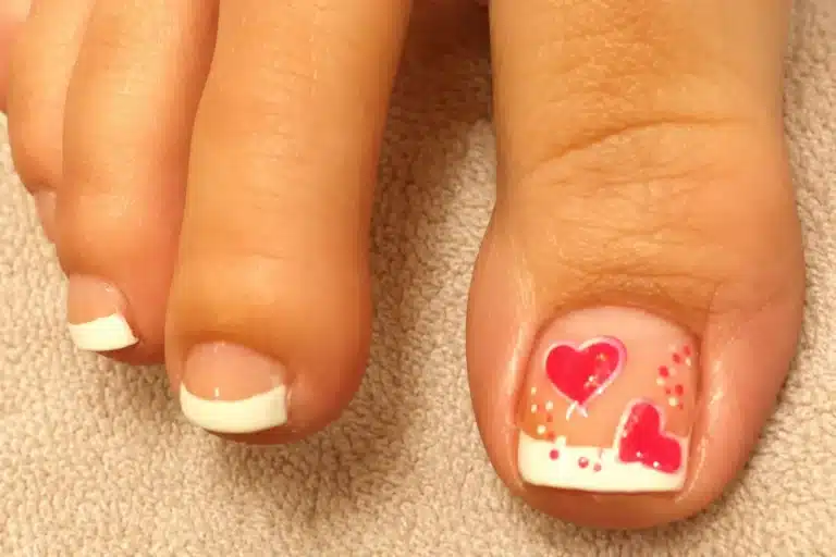 French Pedicure With Heart: 6 Romantic Toe Ideas 8 French pedicure with heart on the big toe