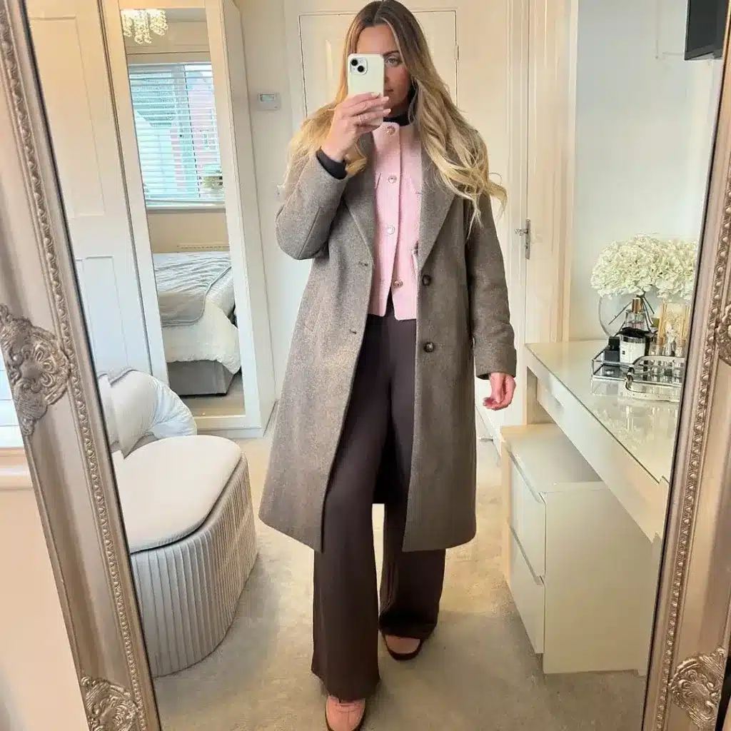 Christmas Party Outfits With Adidas Samba: 15 Looks 6 Taupe Coat With Soft Pink Layers outfit