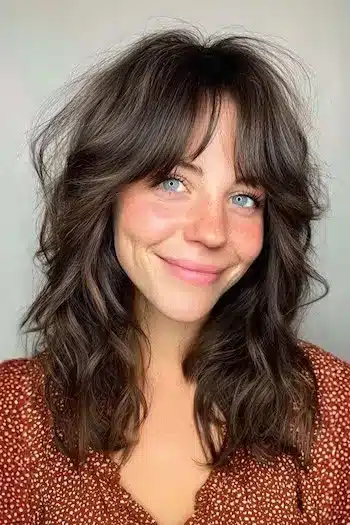 31 Hairstyles With Bangs That Prove A Little Fringe Goes A Long Way 27 Medium-length waves paired with a textured fringe, from the 31 Hairstyles With Bangs That Prove A Little Fringe Goes A Long Way - Parisfy
