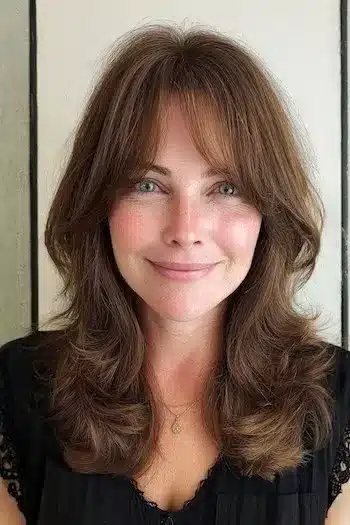 31 Hairstyles With Bangs That Prove A Little Fringe Goes A Long Way 10 Outward-flipped layers combined with a straight fringe, part of the 31 Hairstyles With Bangs That Prove A Little Fringe Goes A Long Way - Parisfy