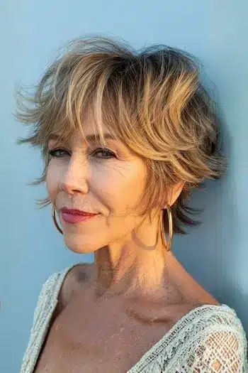Short shag with highlights for added dimension