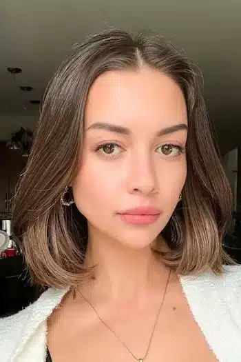 A woman with a shoulder-length old money bob haircut, showcasing one of the 30 Trending Old Money Bob Haircuts With A Quiet Luxury Aesthetic - Parisfy.