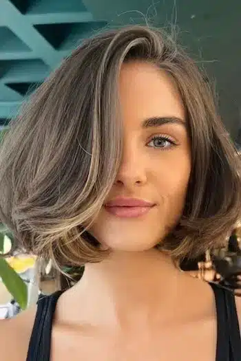 30 Trending Old Money Bob Haircuts With A Quiet Luxury Aesthetic 11 A side-parted bob haircut, part of the 30 Trending Old Money Bob Haircuts With A Quiet Luxury Aesthetic - Parisfy.