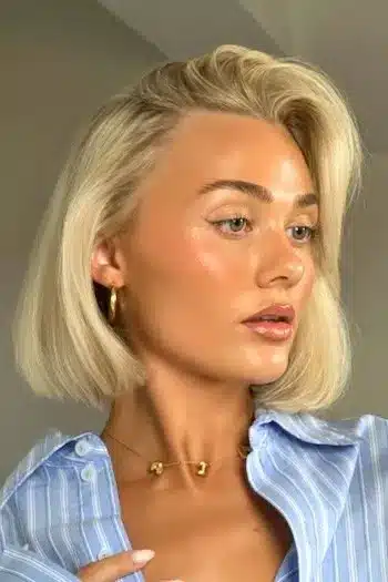 30 Trending Old Money Bob Haircuts With A Quiet Luxury Aesthetic 3 Bright blonde hair styled in a voluminous bob, representing the 30 Trending Old Money Bob Haircuts With A Quiet Luxury Aesthetic - Parisfy.