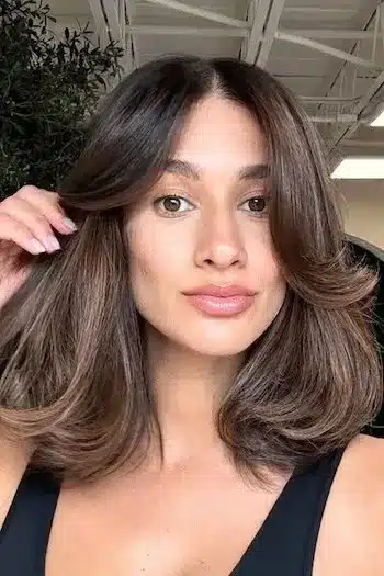 30 Trending Old Money Bob Haircuts With A Quiet Luxury Aesthetic 21 Softly curled bob with lift, showcasing the 30 Trending Old Money Bob Haircuts With A Quiet Luxury Aesthetic - Parisfy.