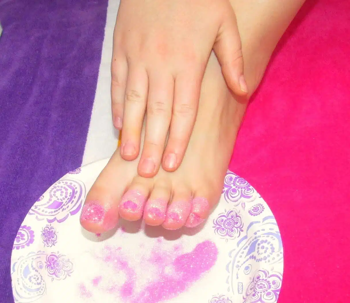 DIY Glitter Toes – Quick and Easy Sparkly Nails That Will Last for Weeks 4 toes9