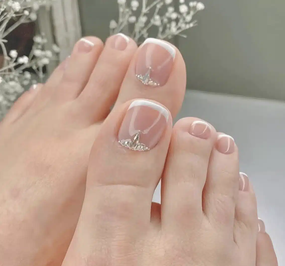 21 toe nail designs with rhinestones you’ll love 20 Bling pedicure with rhinestone details